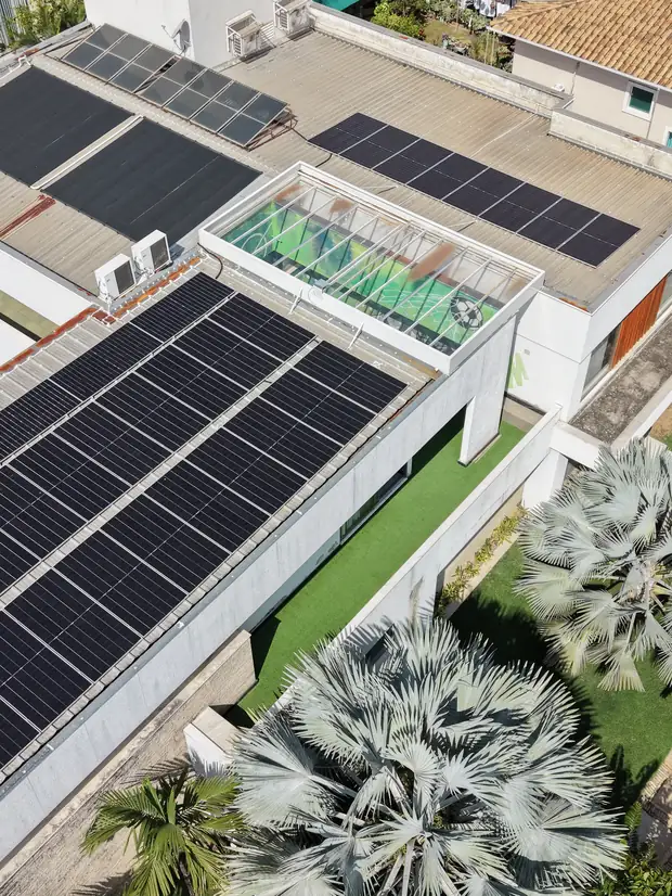 Residência com sistema fotovoltaico instalado pela Forte Sol, vista aérea