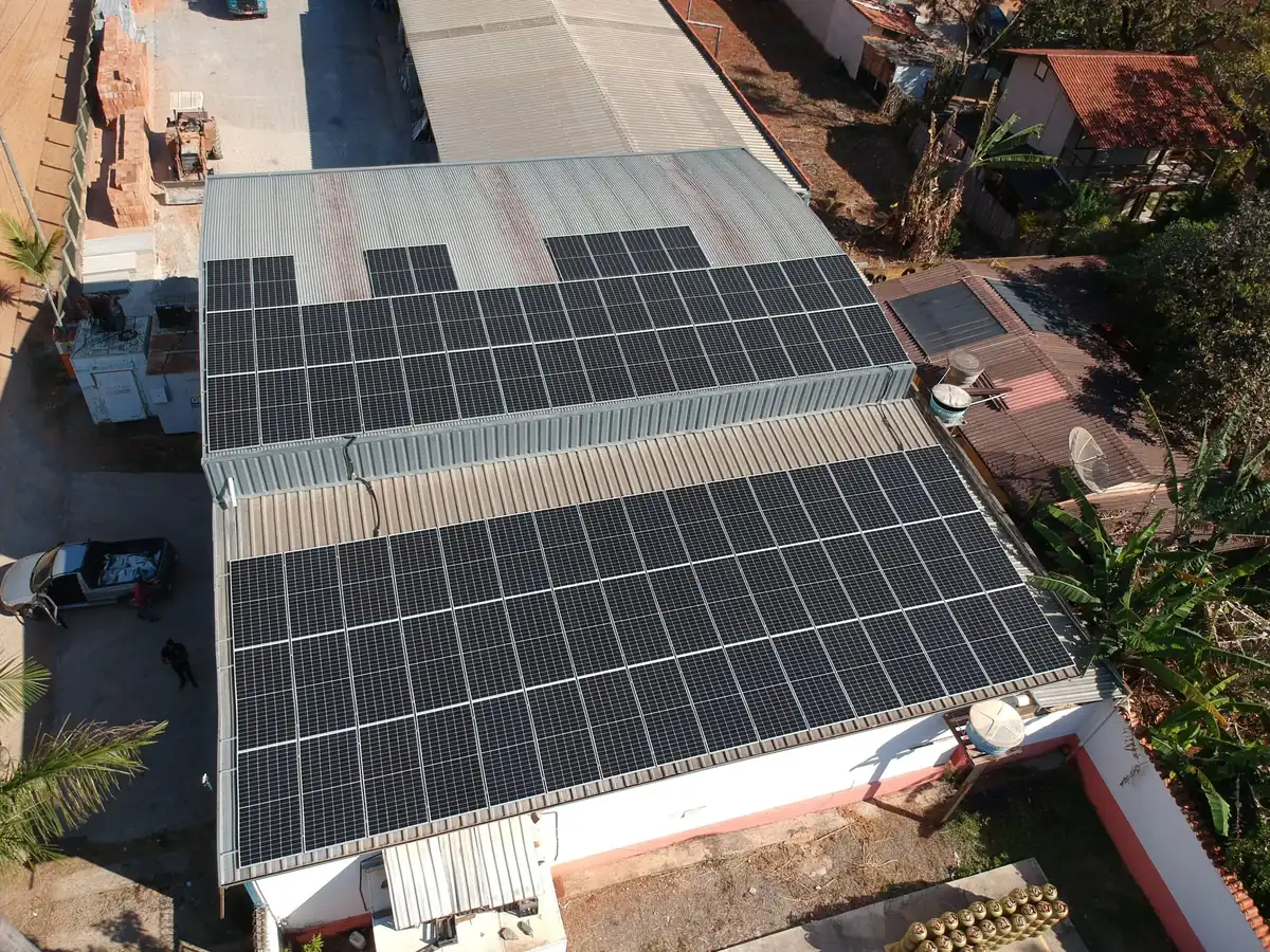 Usina fotovoltaica instalada pela Forte Sol na Distribuidora Xavier, em Serra do Cipó