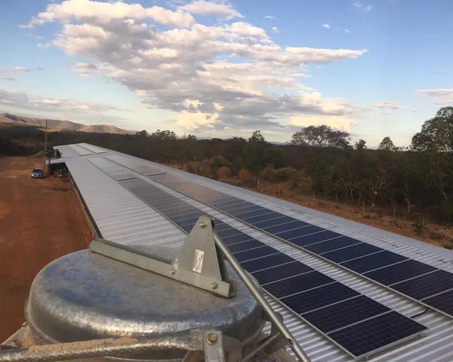 Painéis fotovoltaicos vistos do telhado, ao nível do olho