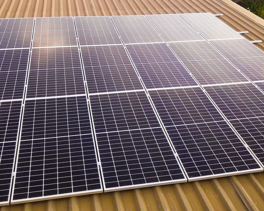 Detalhe de módulos fotovoltaicos refletindo a luz do sol