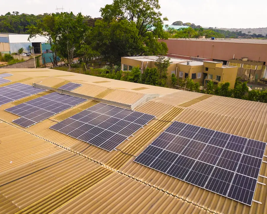 Arranjo fotovoltaico instalado em telhado industrial