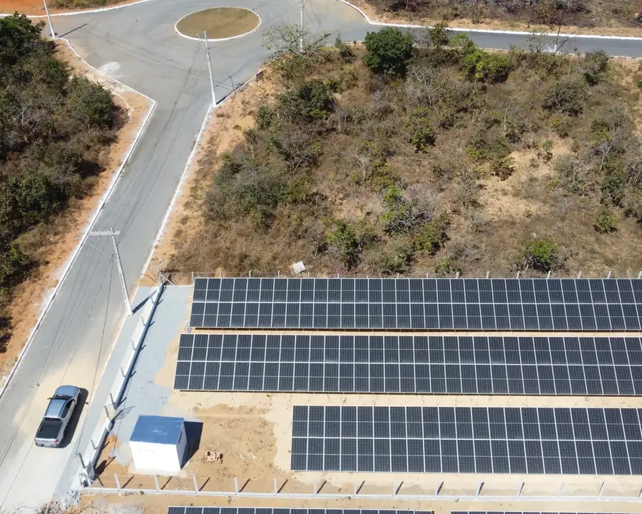 Usina fotovoltaica de solo concluída