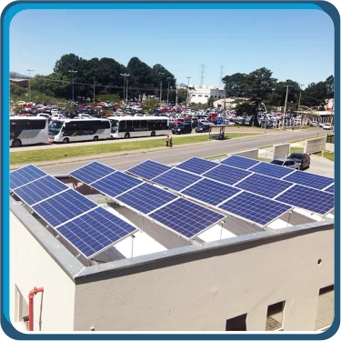Painéis fotovoltaicos no telhado de um prédio comercial