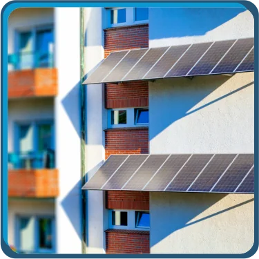 Painéis fotovoltaicos instalados nas sacadas de um edifício residencial