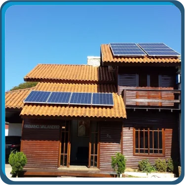 Telhado de casa com painéis fotovoltaicos