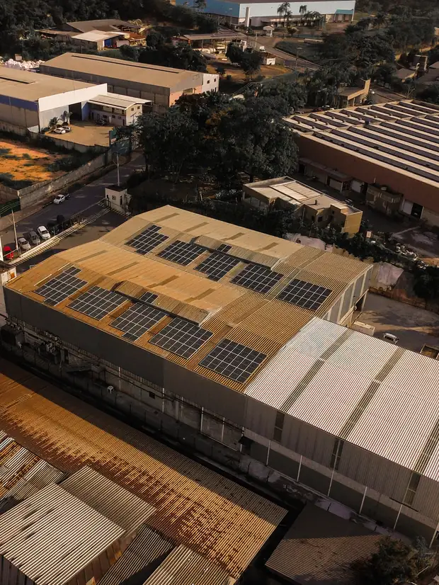 Módulos fotovoltaicos instalados em telhado