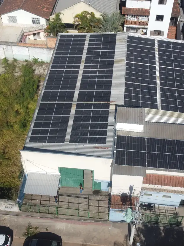 Galpão comercial com arranjo fotovoltaico no telhado