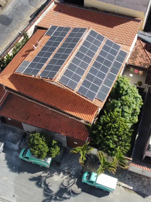 Telhado residencial com painéis fotovoltaicos em Belo Horizonte