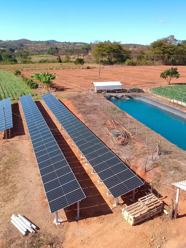 Usina de solo ao lado de lavoura e reservatório de irrigação